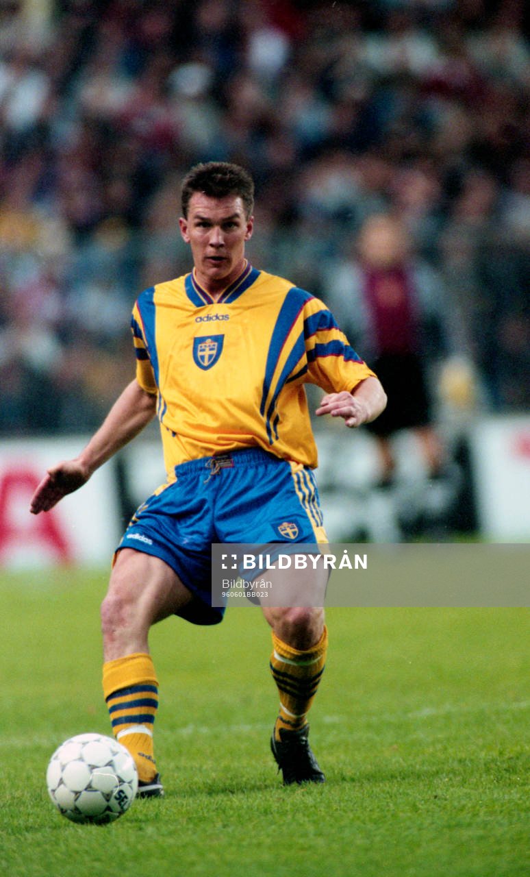 Patrik Andersson bredsidar bollen