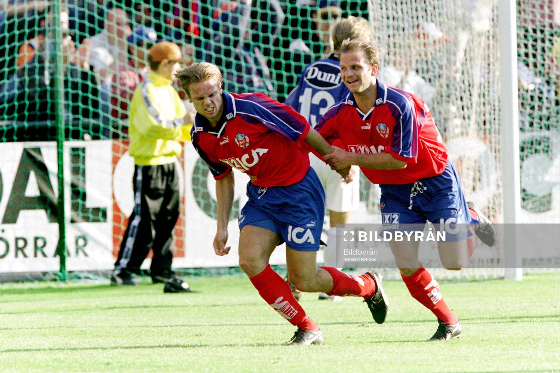 Fotboll, Allsvenskan, Helsingborg - Halmstad, 2-1: Mattias Jonson, Helsingborg gör 1-0 till Helsingborg och gratuleras av Kenneth Storvik.
