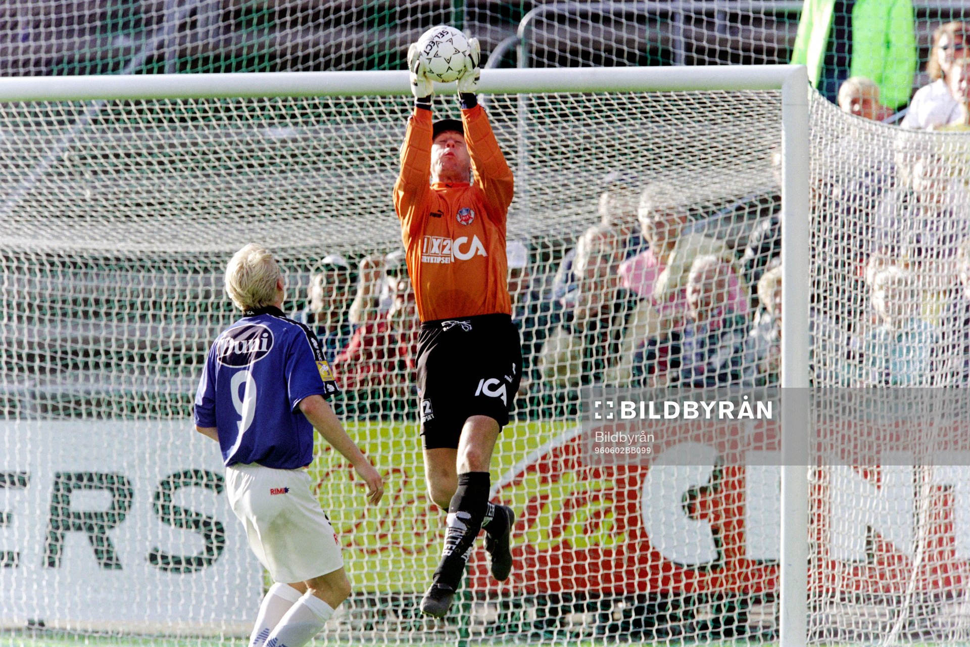 Sven Andersson, målvakt i Helsingborg plockar bollen