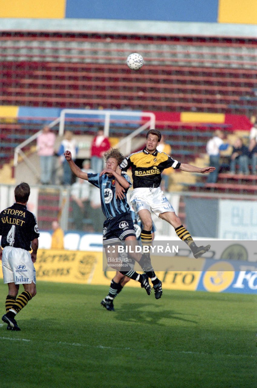 Gary Sundgren, AIK når högst i en nickduell med Jesper