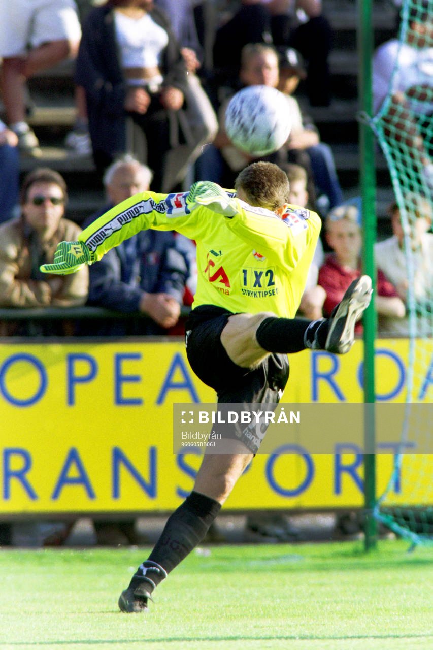 Sven Andersson, målvakt, Helsingborg sparkar ut bollen