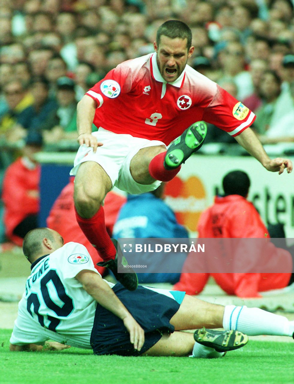 England - Schweiz 1-1: Yvan Quentin, Schweiz, åker på en