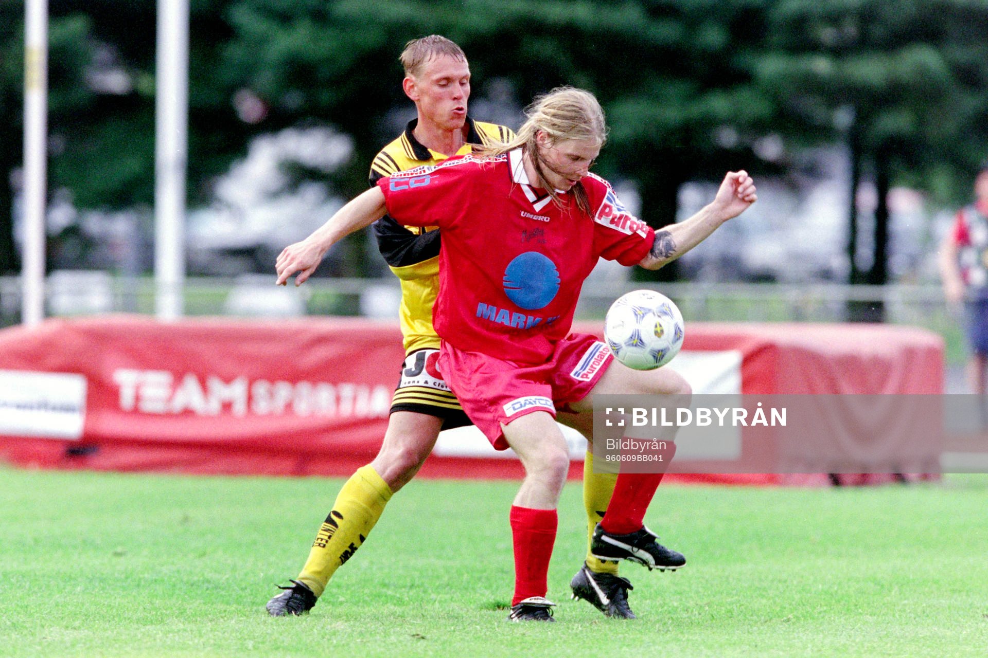 Fredrik Andersson, Mjällby med bollen uppvaktas av