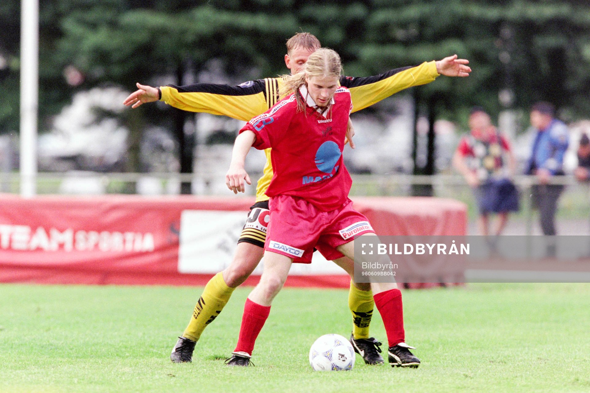 Fredrik Andersson, Mjällby med bollen uppvaktas av