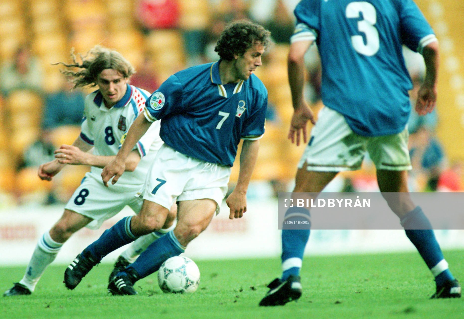 Roberto Donadoni jagas av Karel Poborsky, Tjeckien