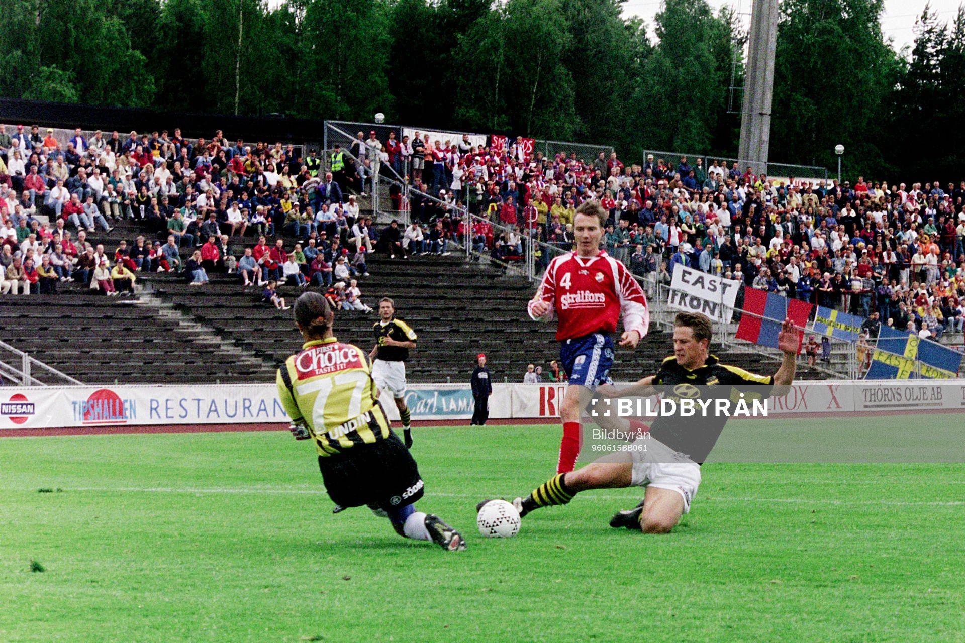 Fotboll, Allsvenskan, Öster - AIK, 0-0: Thomas Lagerlöf, AIK framför östers målvakt Pål Lundin och Christer Frisk i bakgrunden.

