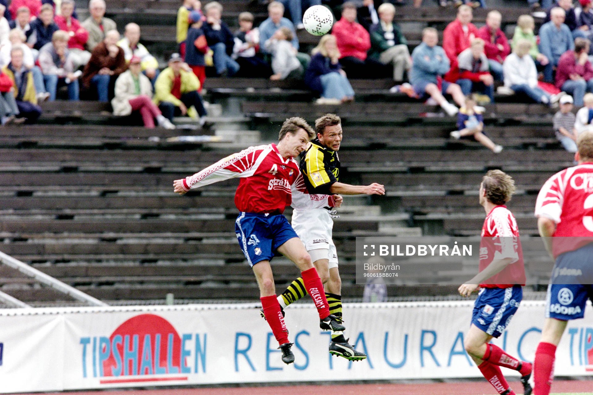 Fotboll, Allsvenskan, Öster - AIK, 0-0: Christer Frisk, Öster och Krister Nordin, AIK i en nickduell.
