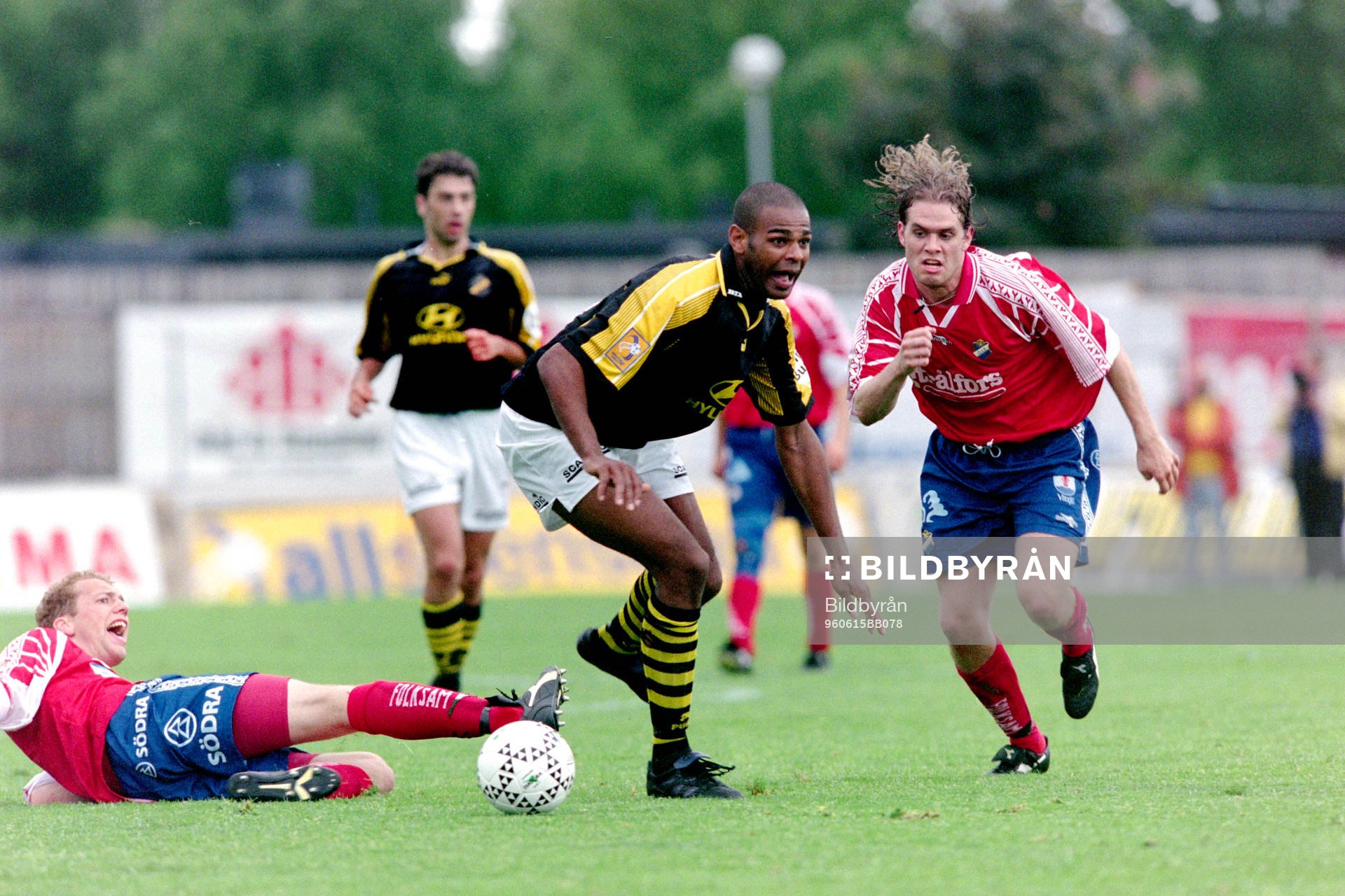 Fotboll, Allsvenskan, Öster - AIK, 0-0: Fredrik Bild, Öster i kamp med Pascal Simpson, AIK. Lasse Johansson, Öster på språng.
