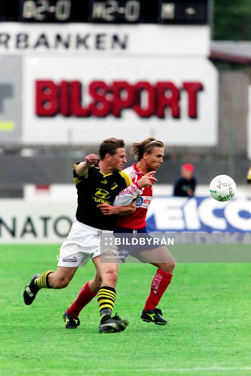 Fotboll, Allsvenskan, Öster - AIK, 0-0: Jens Svensson, Öster med bollen uppvaktas av Thomas Lagerlöf, AIK
