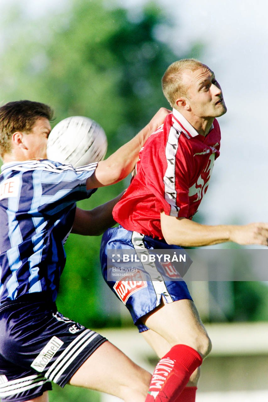 Fotboll, Allsvenskan, Öster - Djurgården, 2-0: Ludvig Ernstsson, Öster i en nickduell.