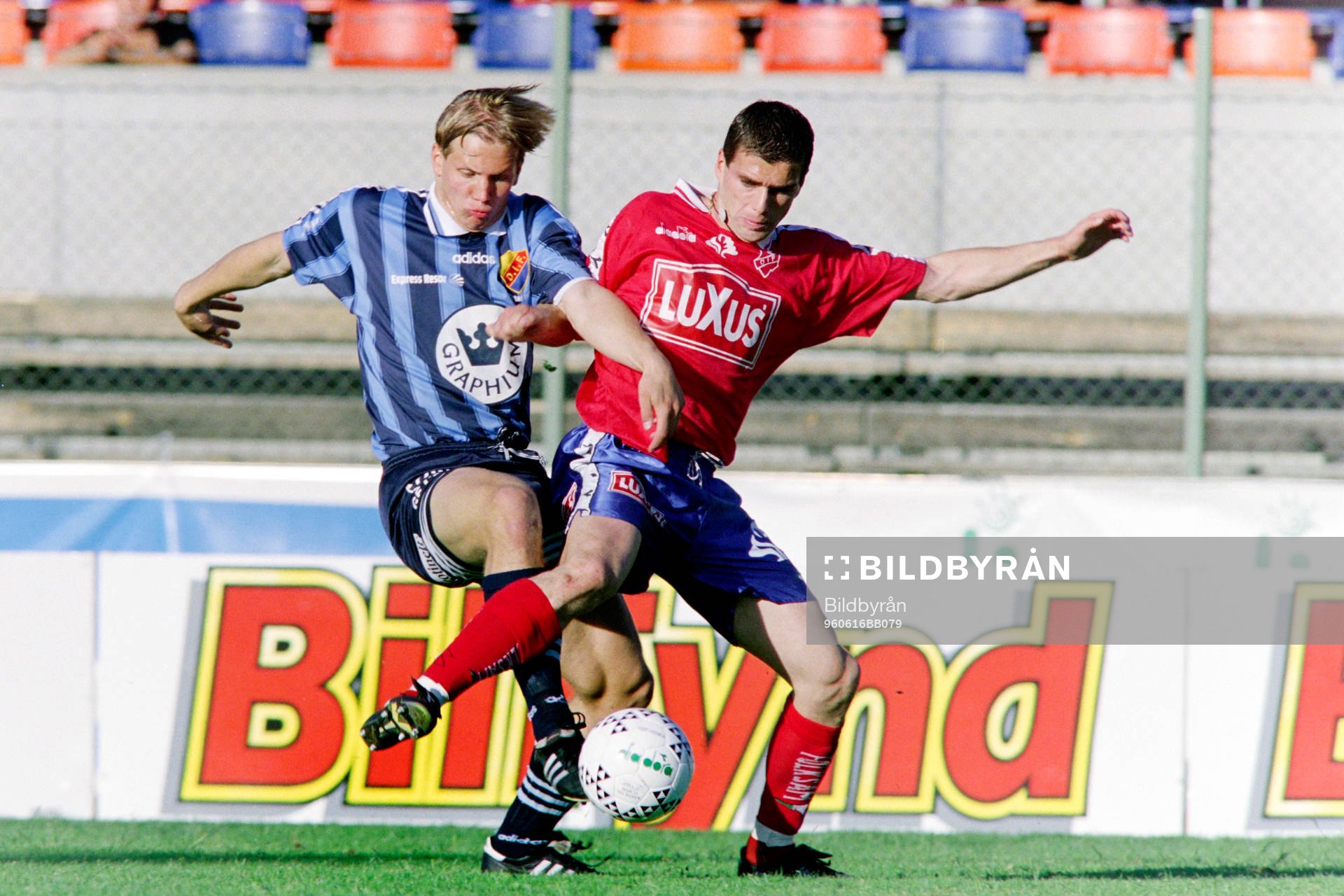 Fotboll, Allsvenskan, Öster - Djurgården, 2-0: Peter Binkowski, Öster i kamp om bollen.