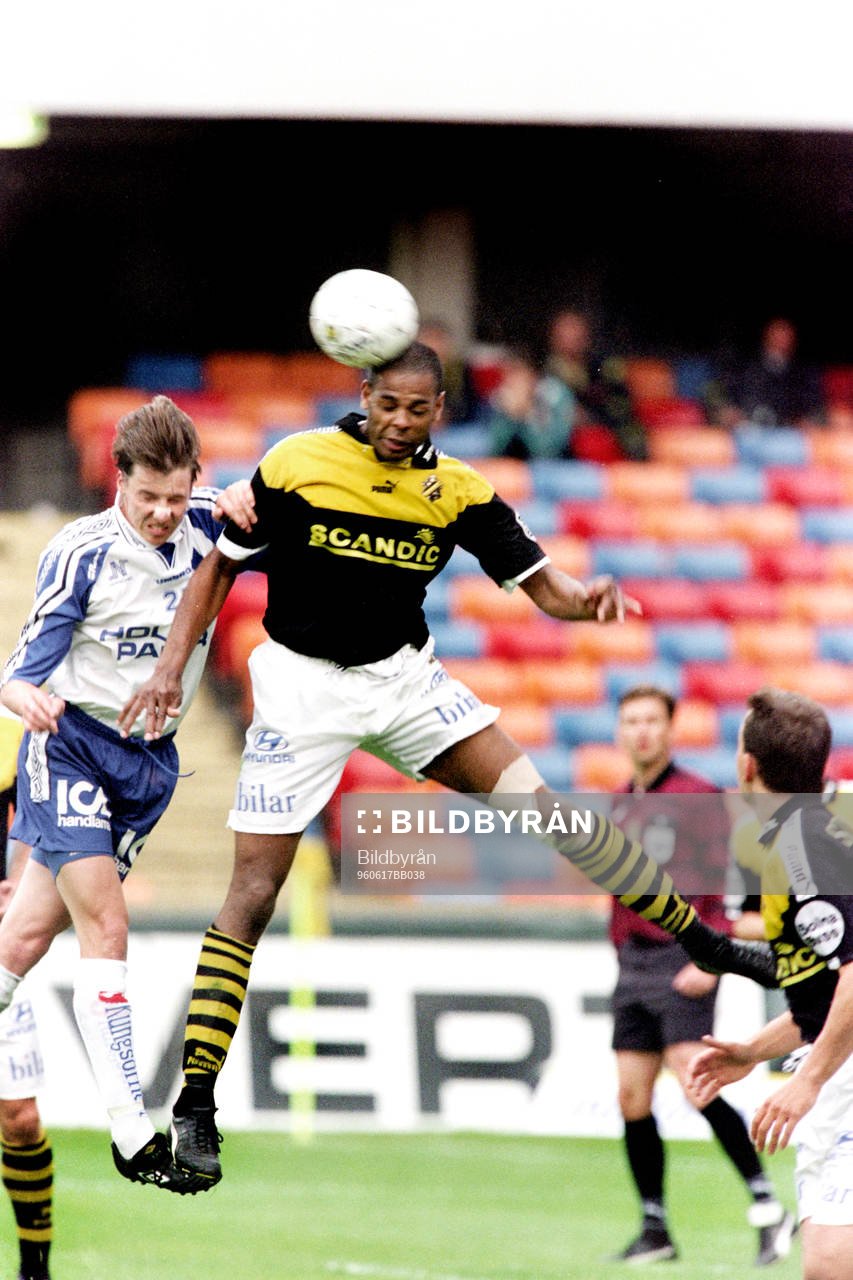 Pascal Simpson, AIK i en nickduell med norrköpings Robert