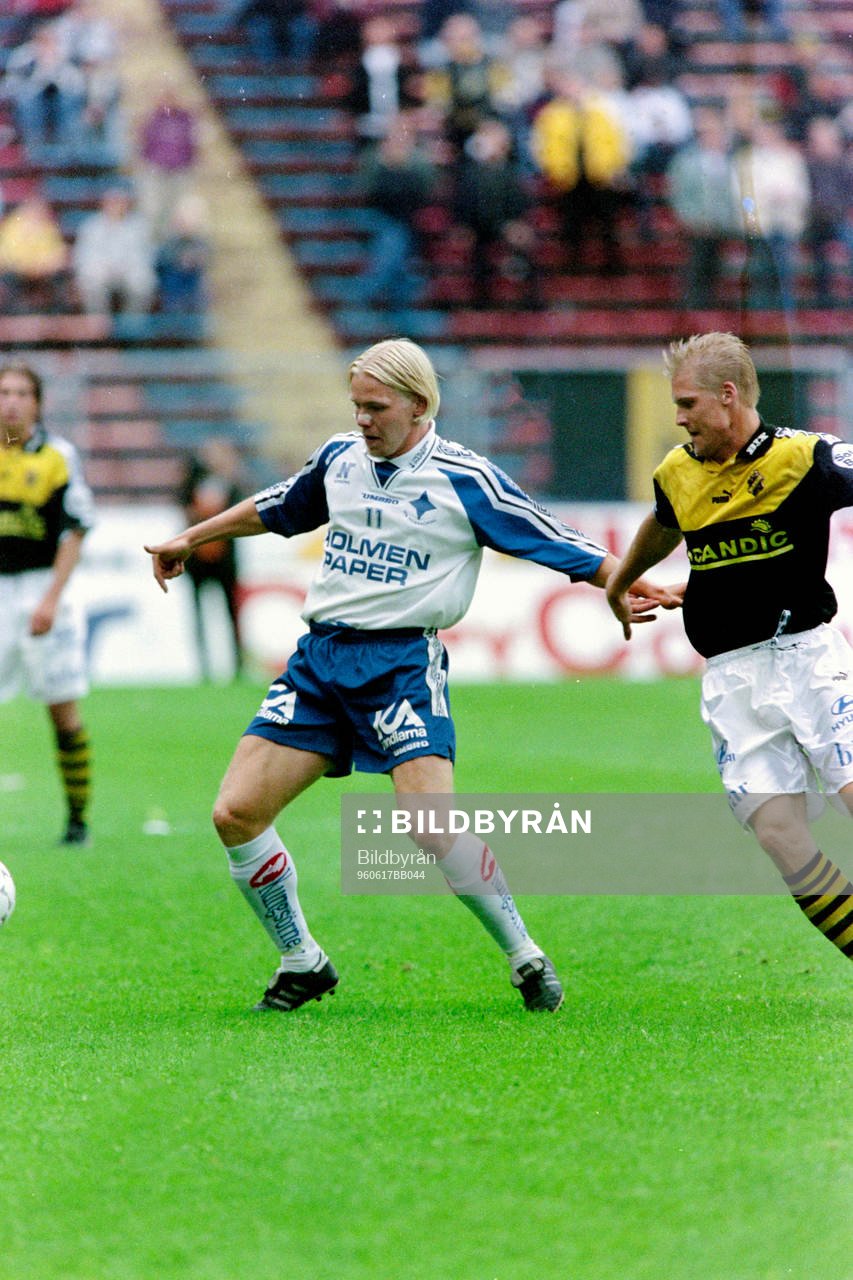 Ulf Ottosson, Norrköping uppvaktas av Johan Mjällby, AIK