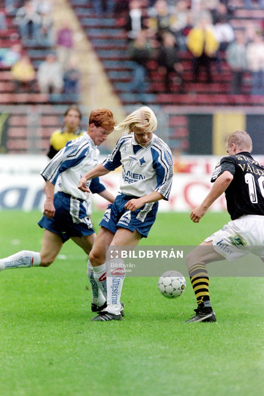 Ulf Ottosson, Norrköping uppvaktas av Johan Mjällby, AIK