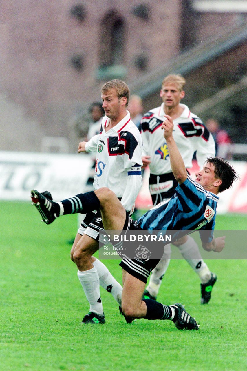 Fotboll, Allsvenskan, Djurgården - Örebro, 2-1: Bo Andersson, Djurgården i kamp med Lars Zetterlund, Örebro.