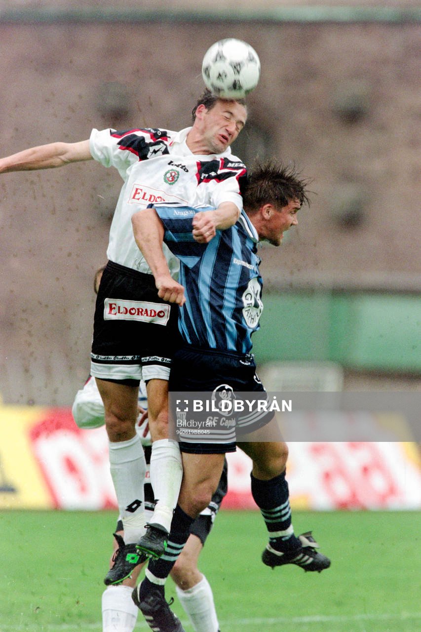 Fotboll, Allsvenskan, Djurgården - Örebro, 2-1: Bo Andersson, Djurgården i en nickduell.