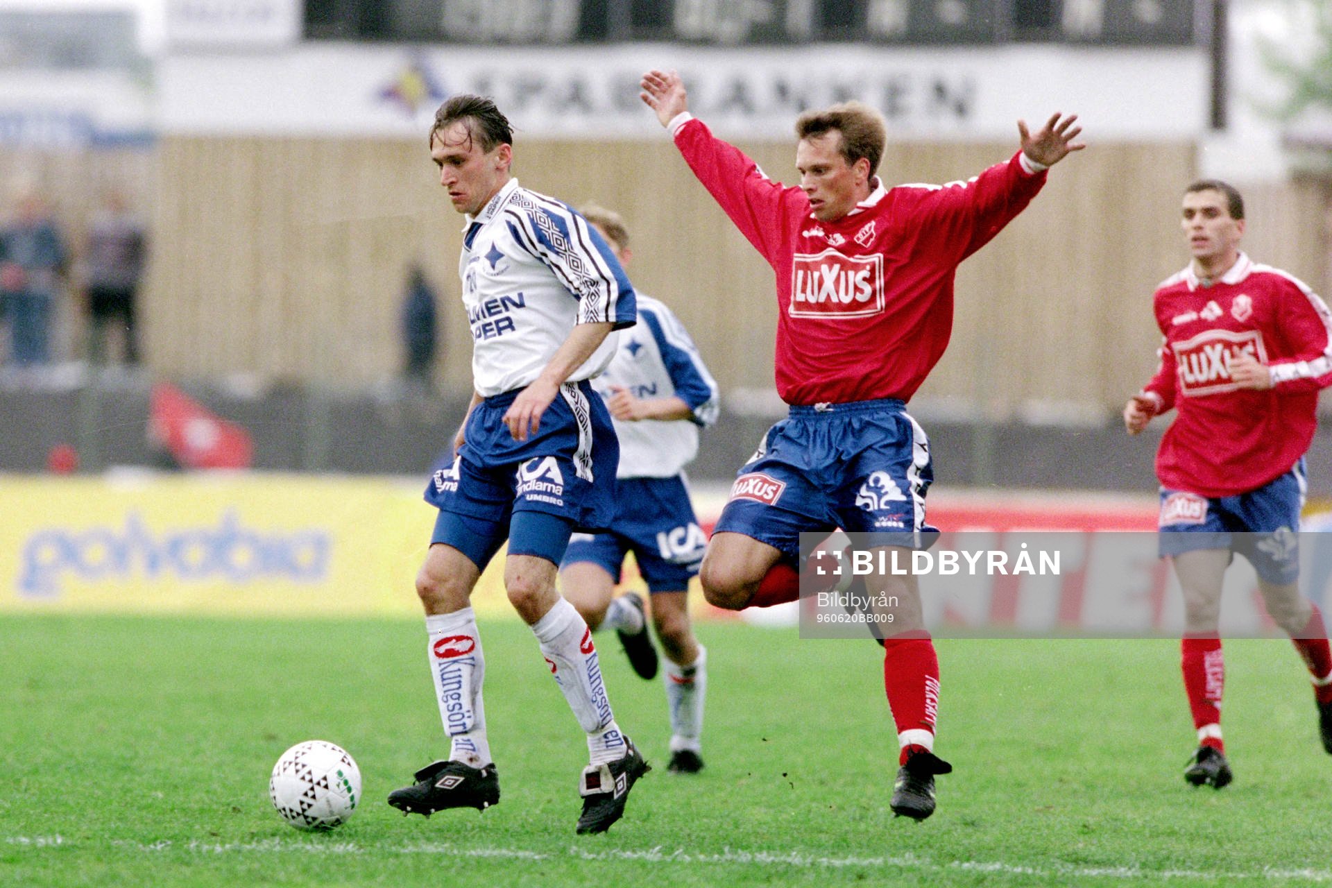 Fotboll, Allsvenskan, Öster - IFK Norrköping, 1-0: Darko Mavrak, Norrköping med Jonas Axeldal, Öster i ryggen.