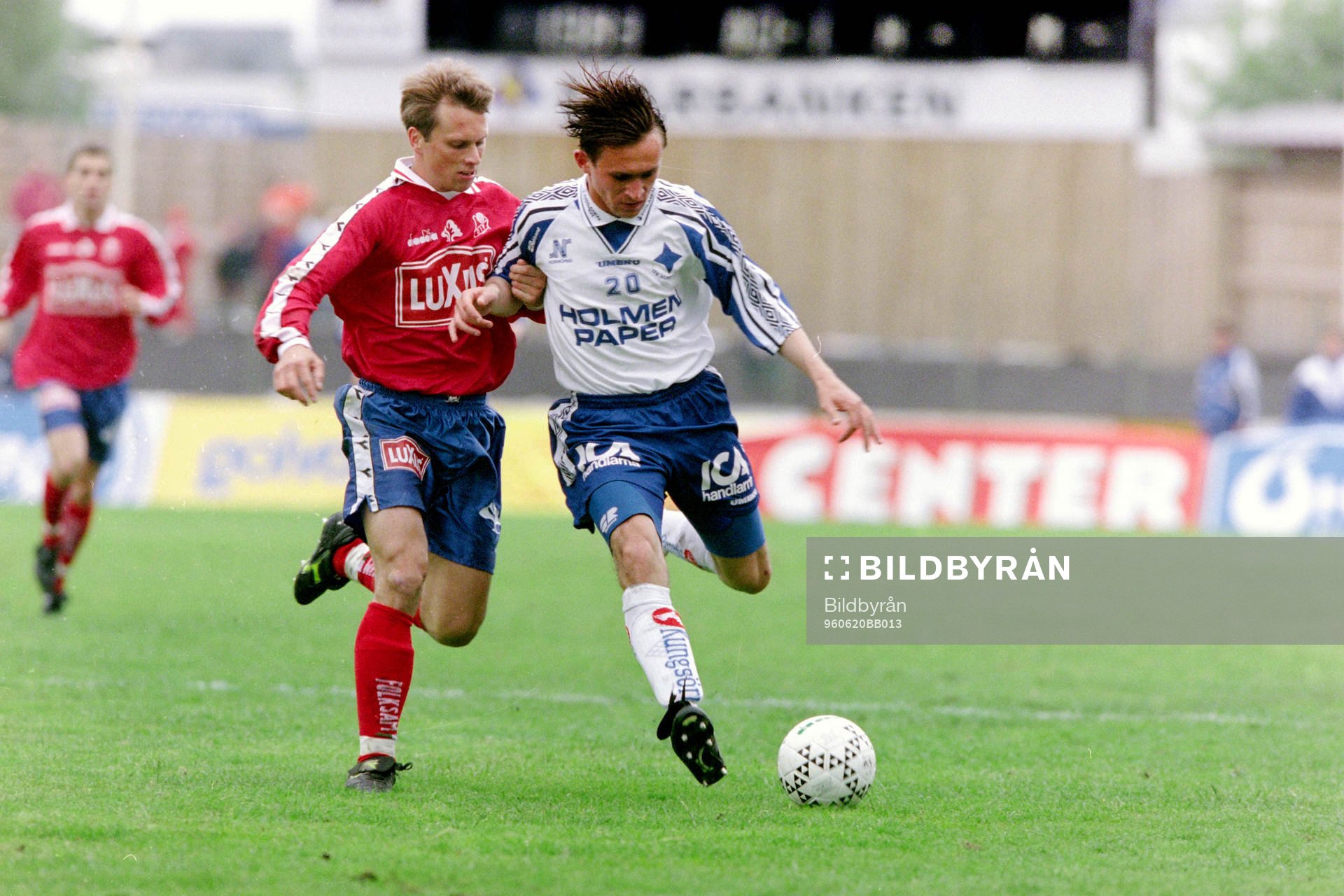 Fotboll, Allsvenskan, Öster - IFK Norrköping, 1-0: Darko Mavrak, Norrköping med Jonas Axeldal, Öster i ryggen. 