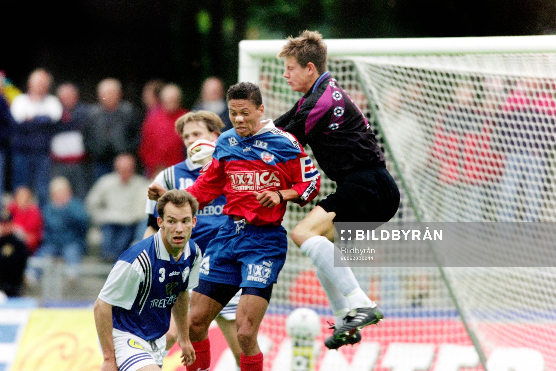 Fotboll, Allsvenskan, Trelleborg - Helsingborg, 1-1: Martin Pringle, Helsingborg framför trelleborgs målvakt Carsten Olausson.