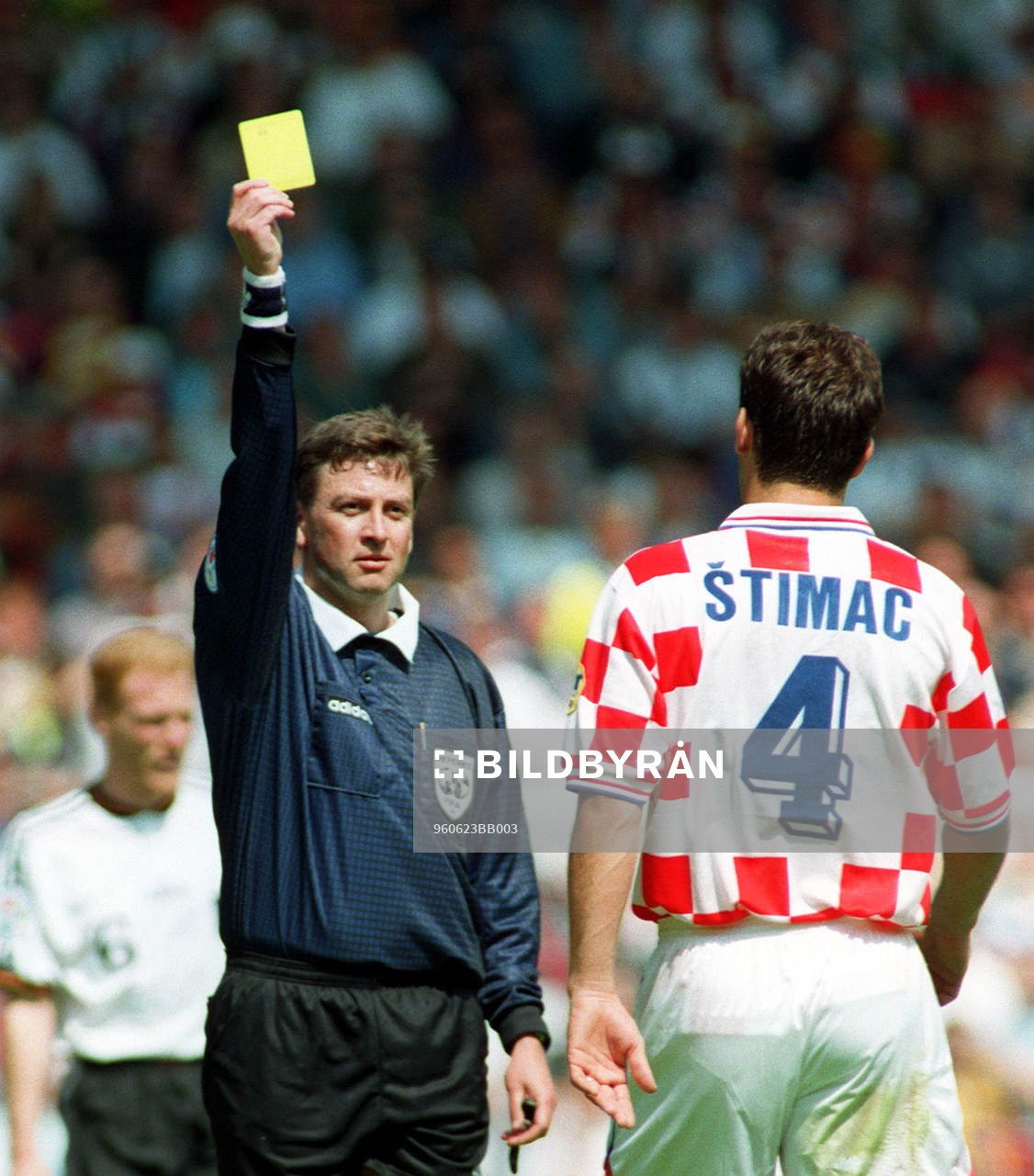 Leif Sundell, domare ger Igor Stimac, Kroatien, gult kort