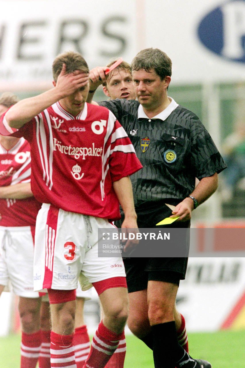 Rune Larsson, domare visar ut Mikael Öhman, Degerfors