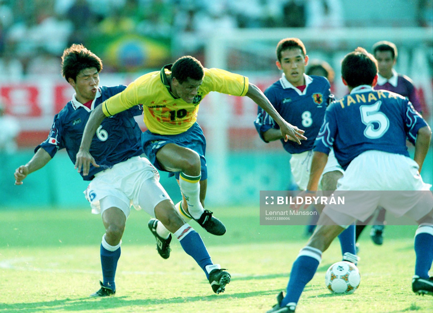 Rivaldo försöker ta sig igenom det japanska försvaret