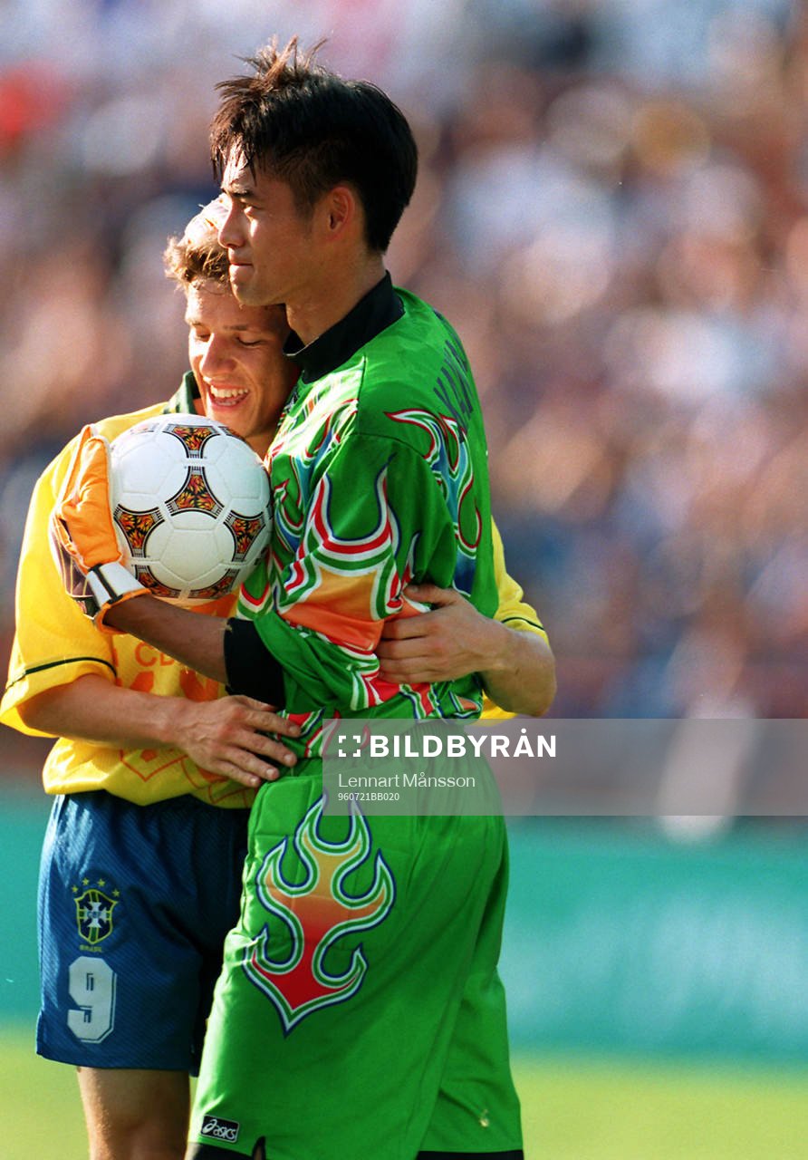 Juninho, Brasilien kramar om Yoshikatsu, Japan