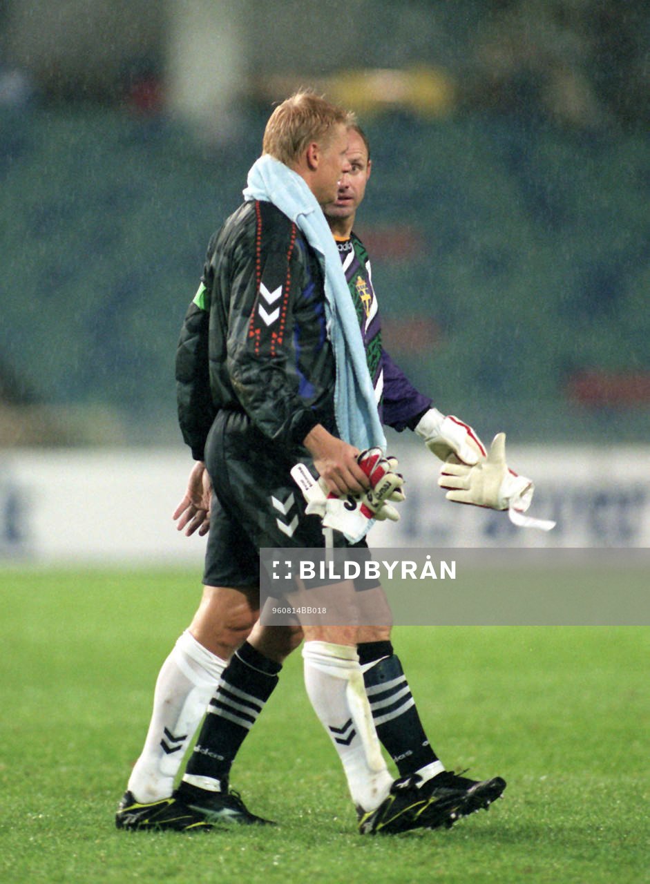 Thomas Ravelli i samspråk med Peter Schmeichel