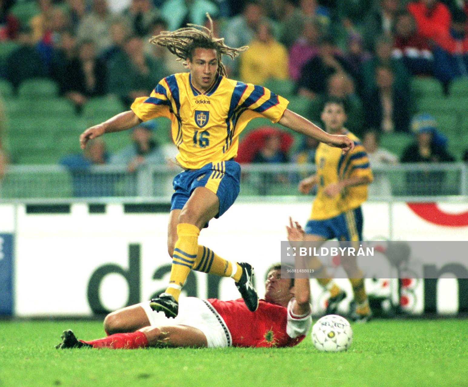 Henrik Larsson (Henke Larsson) glider förbi en dansk