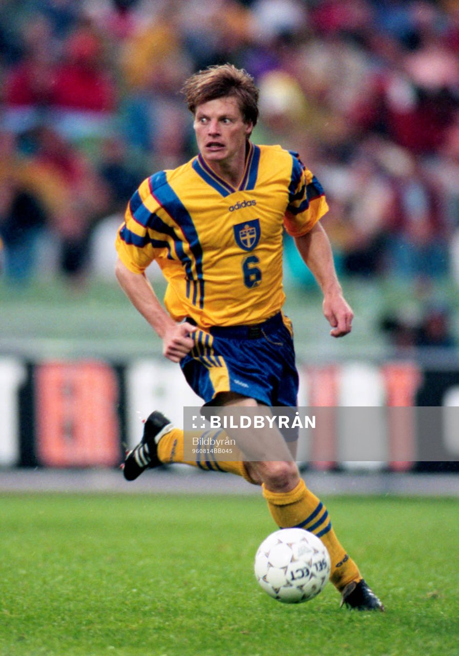  Stefan Schwarz med bollen,