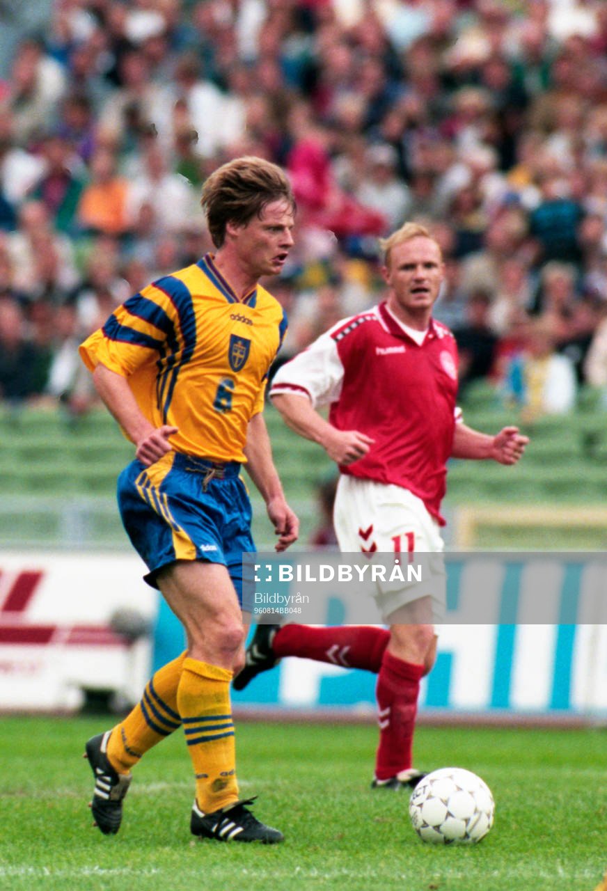  Stefan Schwarz med bollen.