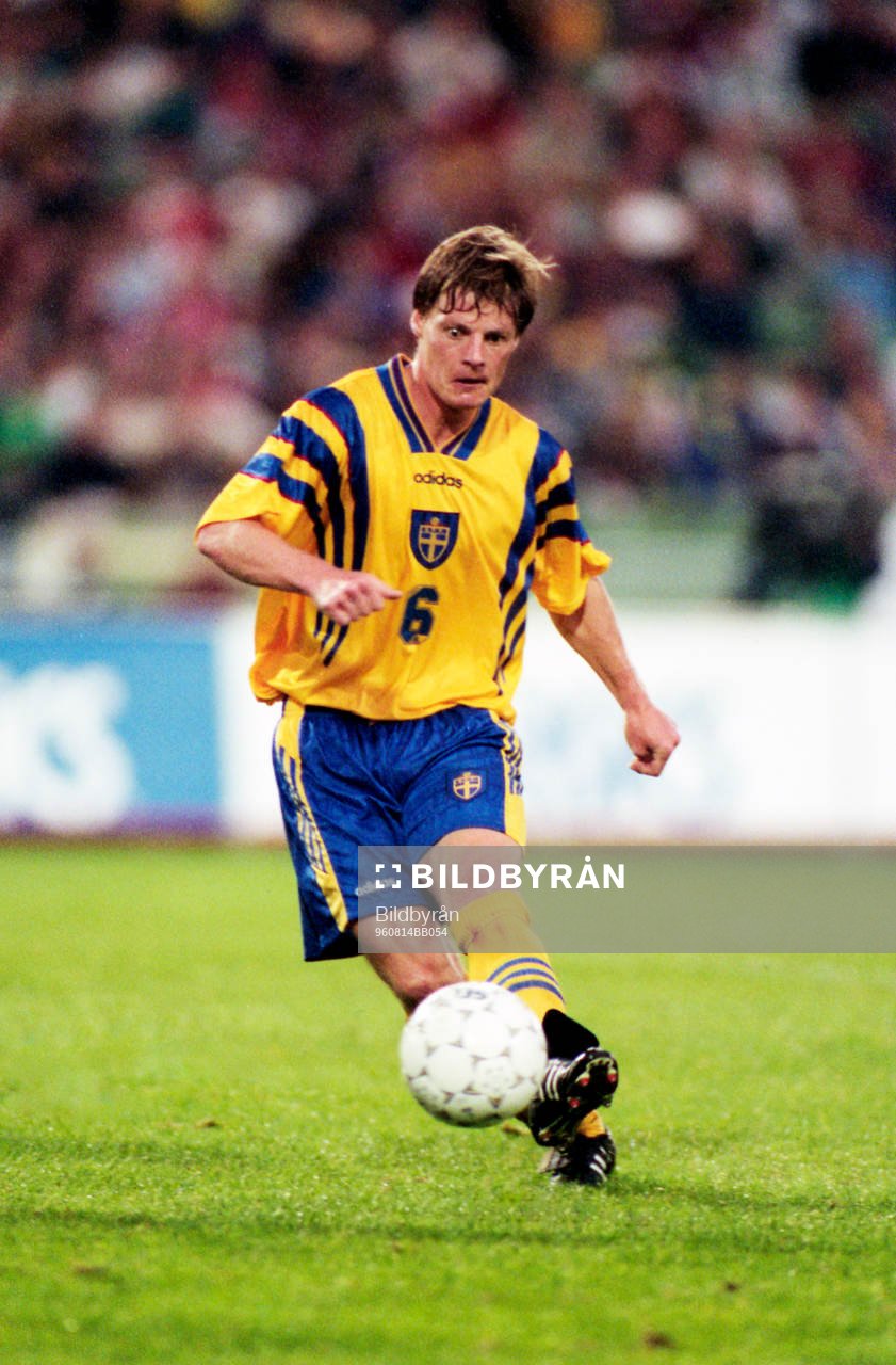  Stefan Schwarz med bollen.