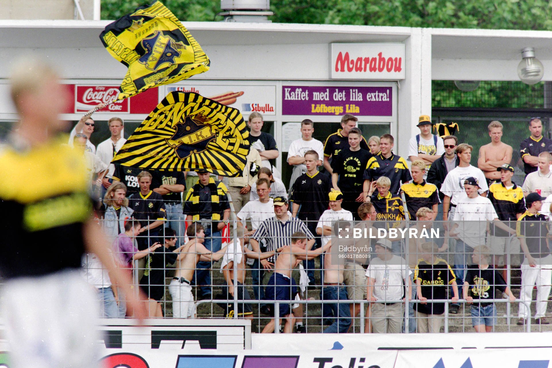 Härlig stämning i AIK-klacken