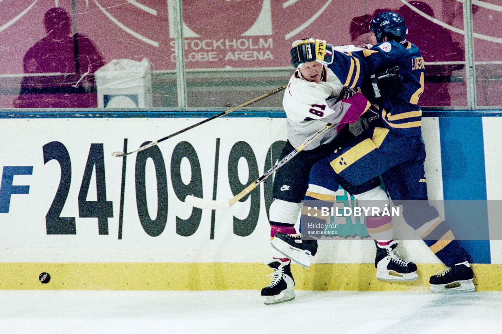 Nicklas Lidström, Sverige trycker upp Mark MacKay,