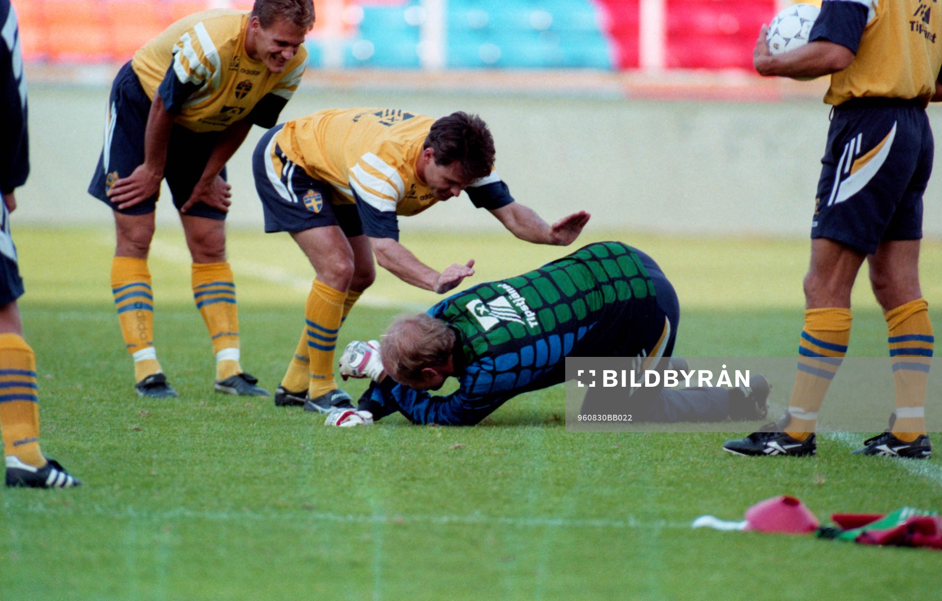 Anders Limpar skojar med Thomas Ravelli