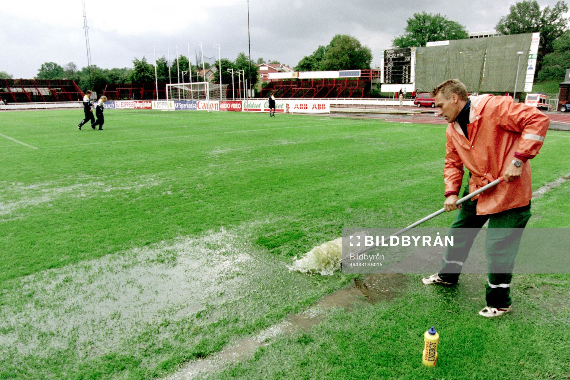 Regn på arenan i Västerås