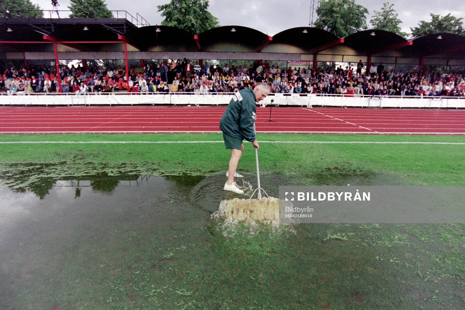 Regn på arenan i Västerås