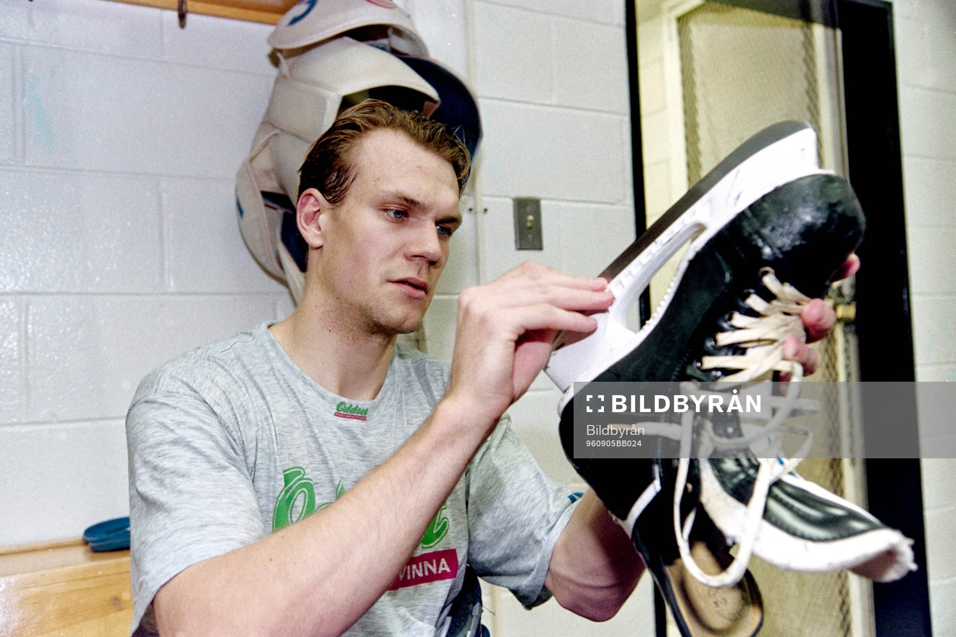 Nicklas Lidström kollar sina skridskor