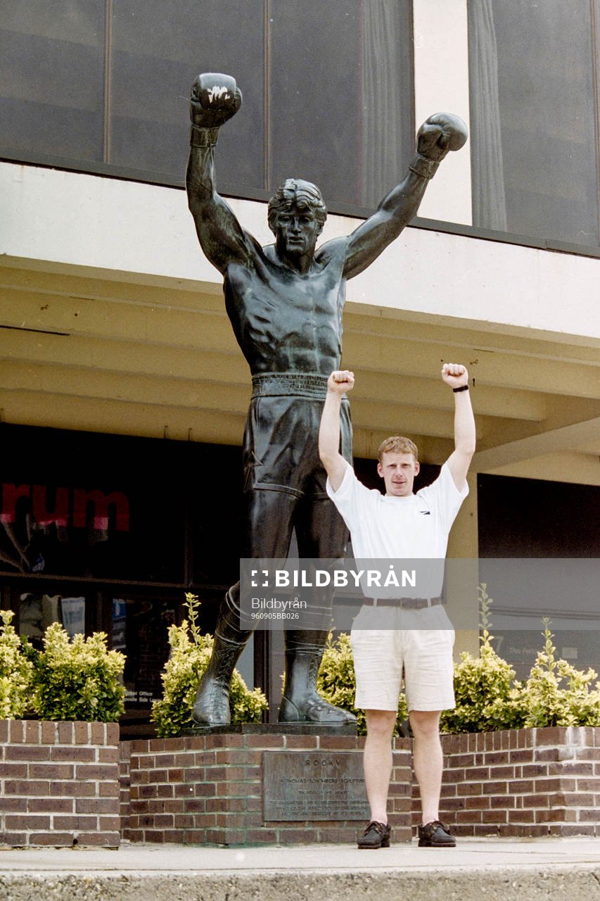 Daniel Alfredsson framför Rocky statyn