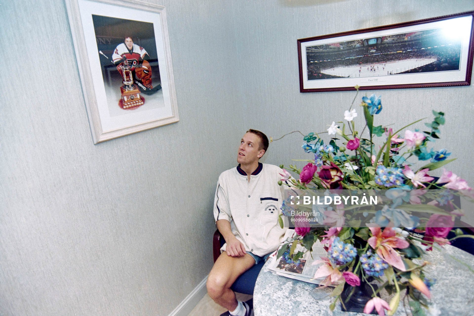 Tommy Söderström vid en tavla med Pelle Lindbergh