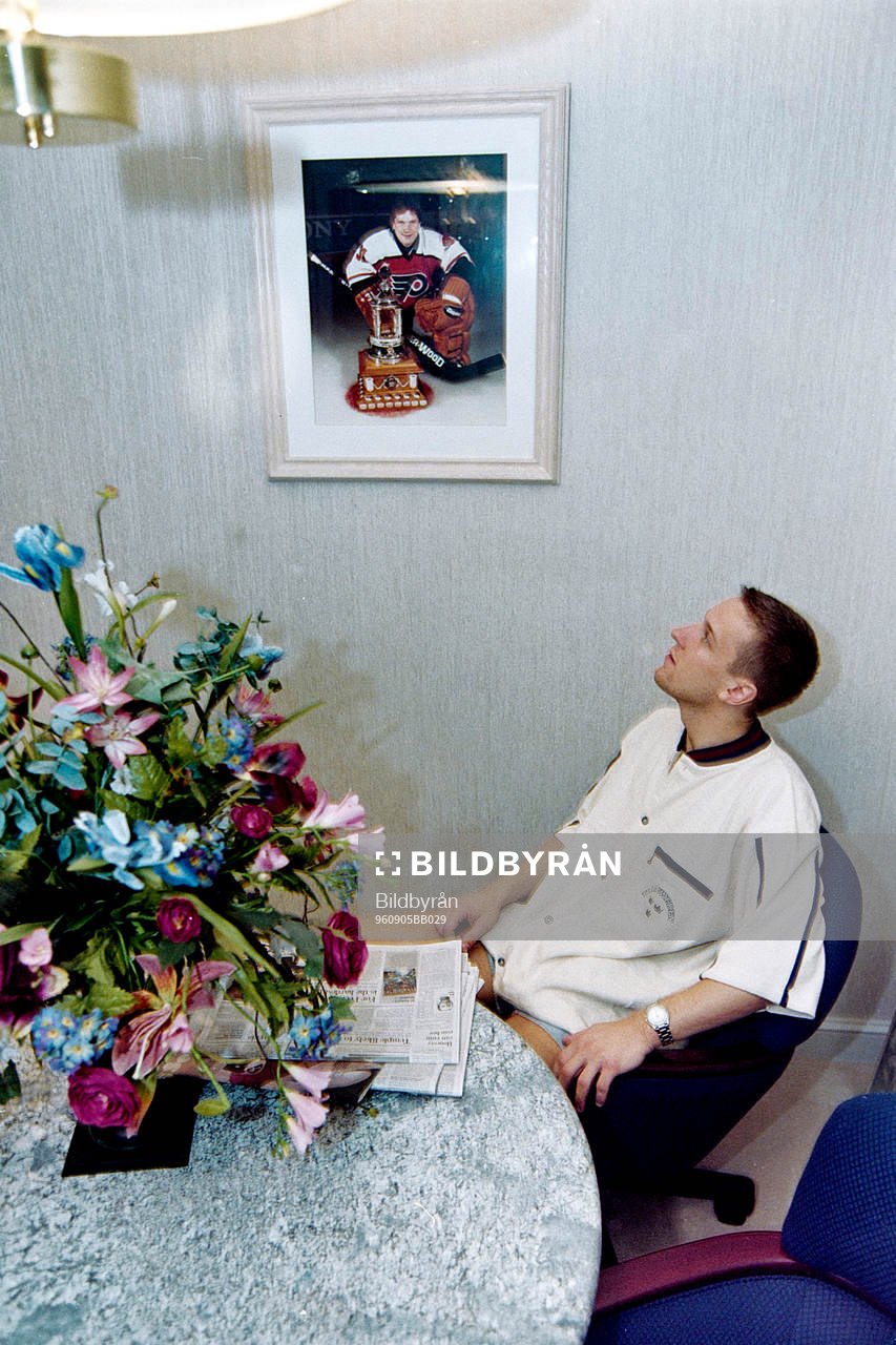 Tommy Söderström vid en tavla med Pelle Lindbergh