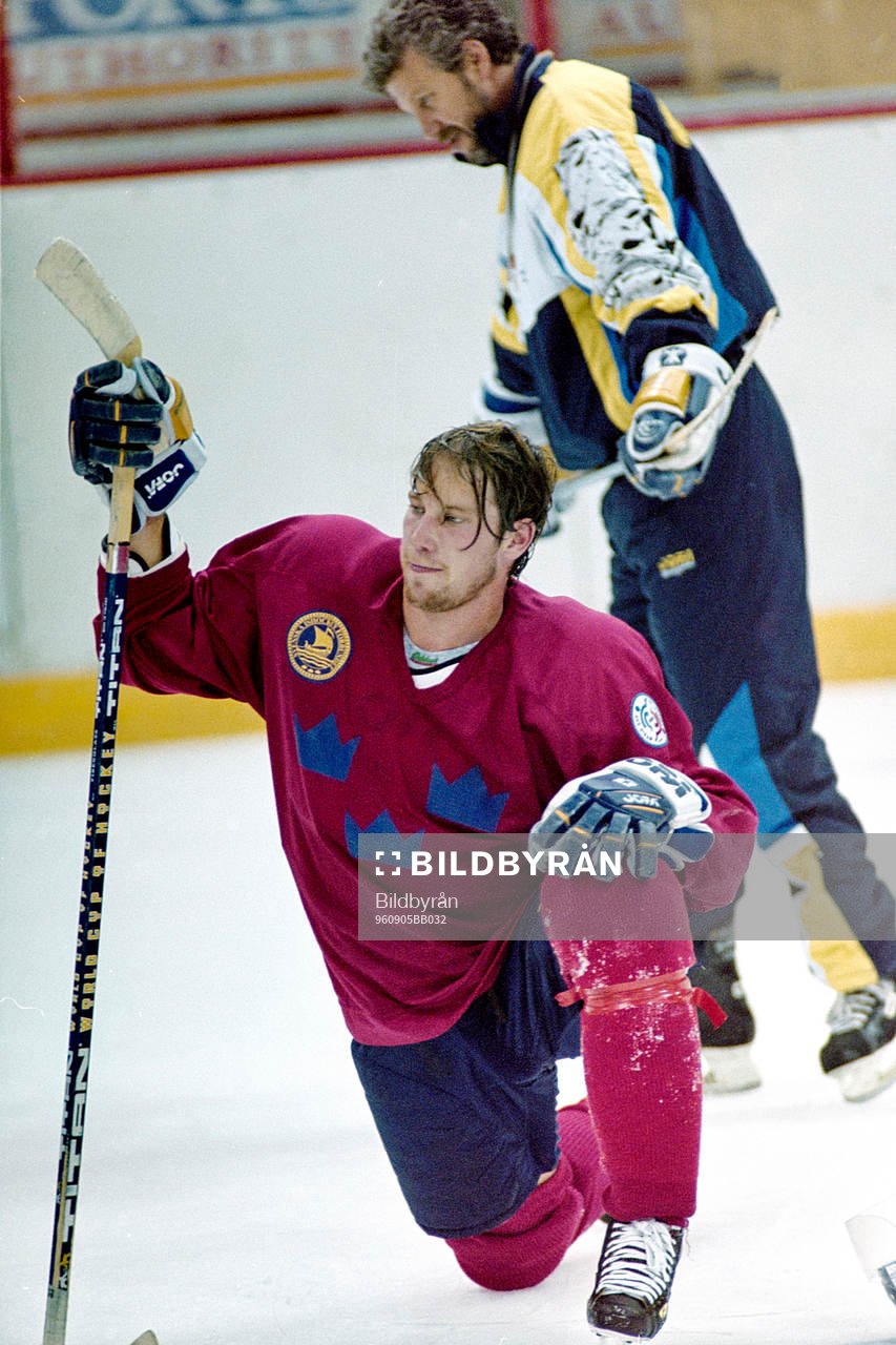 Peter Forsberg, Sverige. I bakgrunden Kent Forsberg,