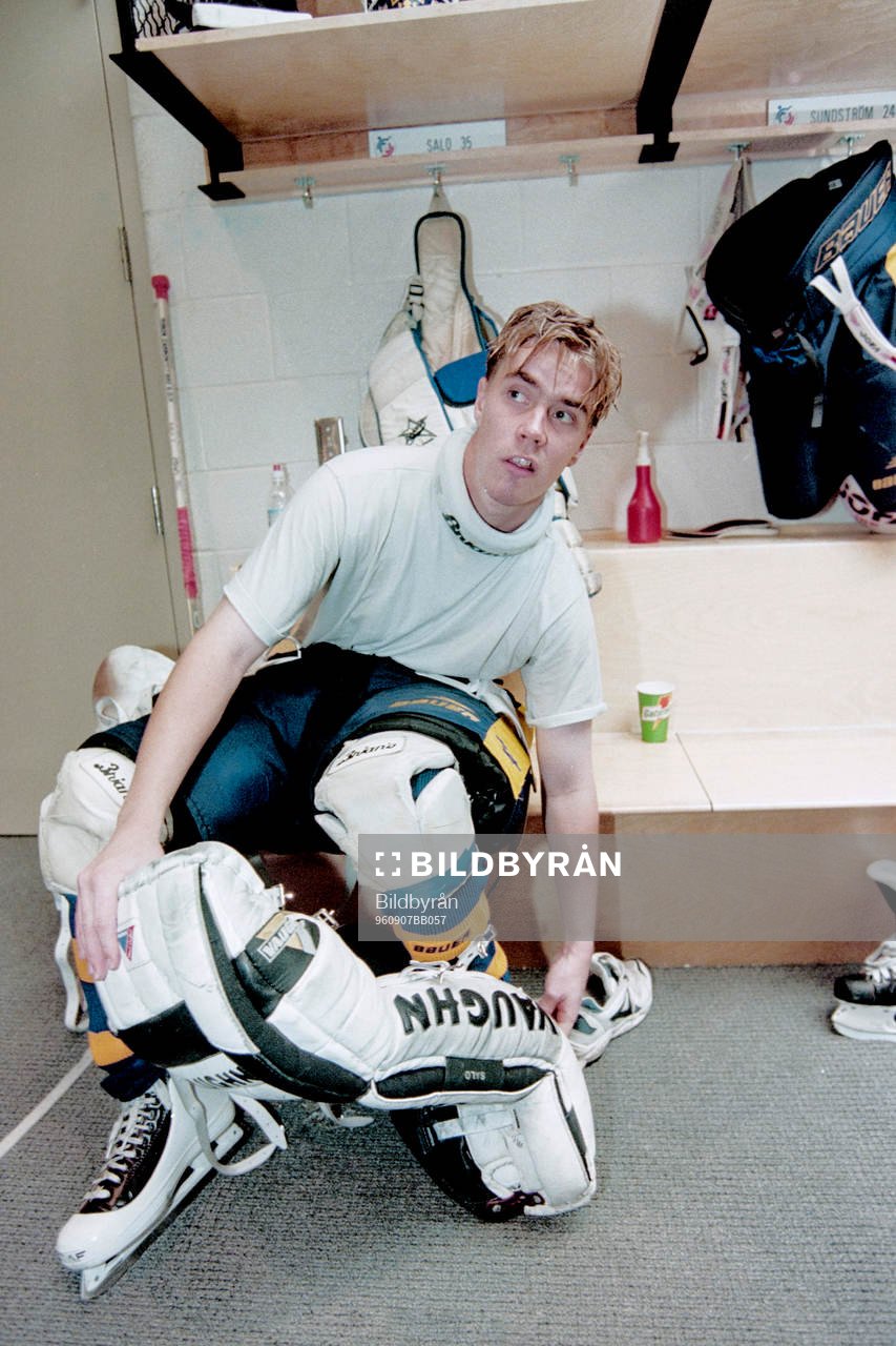 Sveriges målvakt Tommy Salo deppar