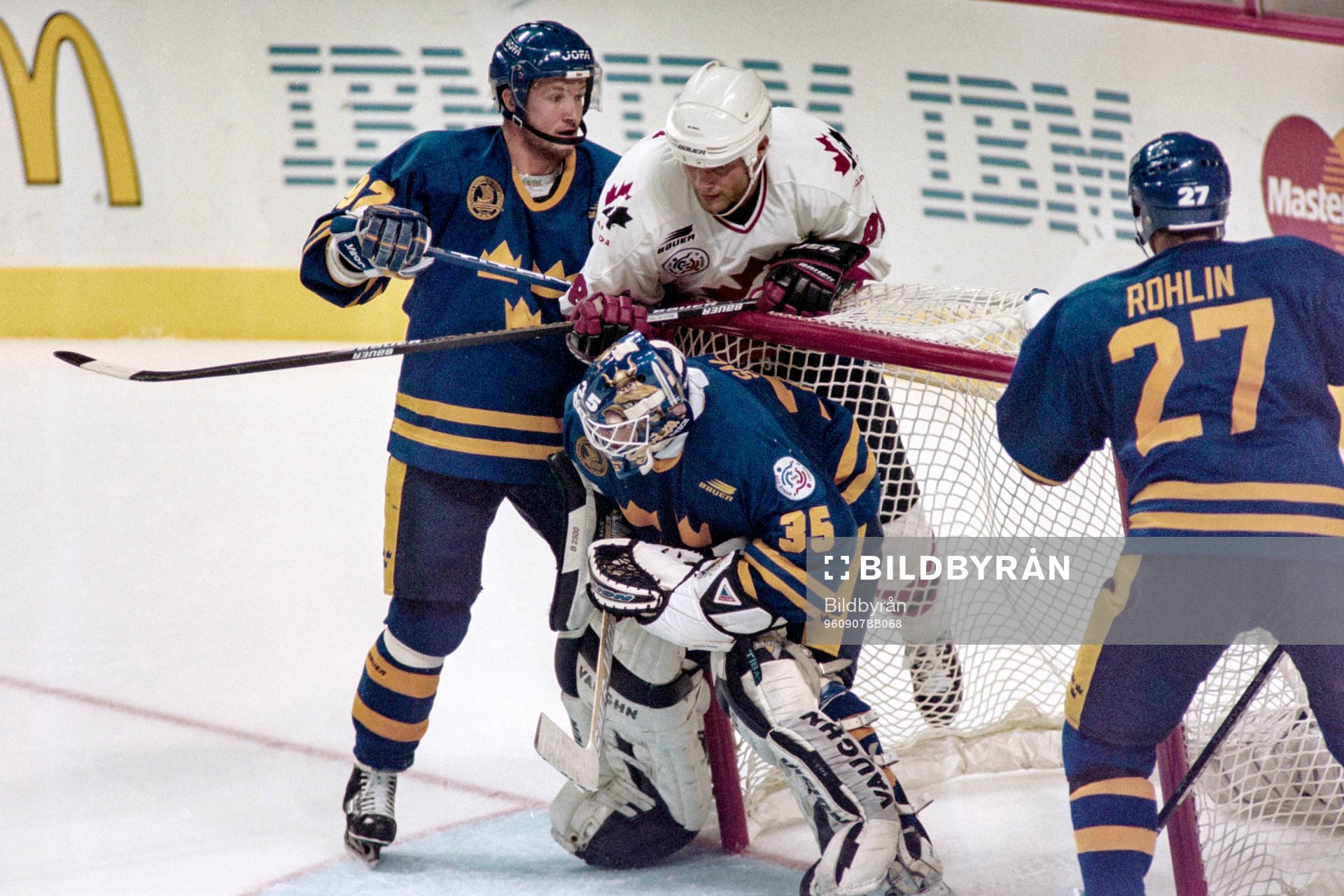 Michael Nylander och Leif Rohlin hjälper Tommy Salo,