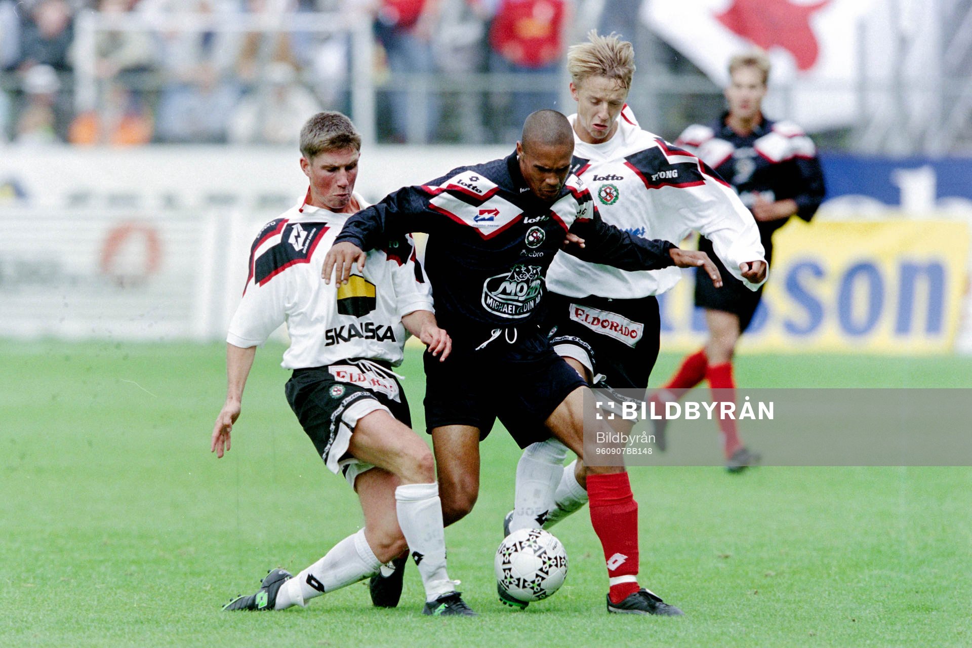 Malmö FF spelade i Örebros bortatröjor. Daniel Nannskog,