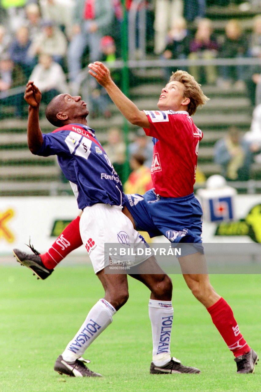 Fotboll, Allsvenskan, Helsingborg - Umeå, 4-0: Steve Galloway, Umeå i kamp med Ola Nilsson, Helsingborg.