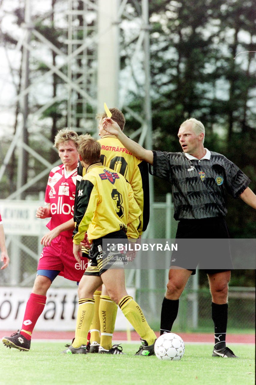Peter Höglund, Sundsvall domare i matchen delar ut en