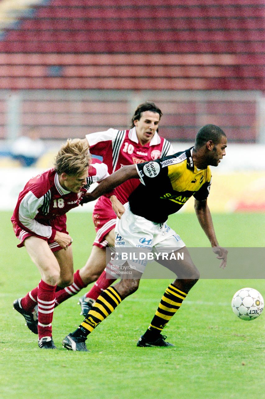 Pascal Simpson, AIK uppvaktas av trelleborgs Håkan Nilsson