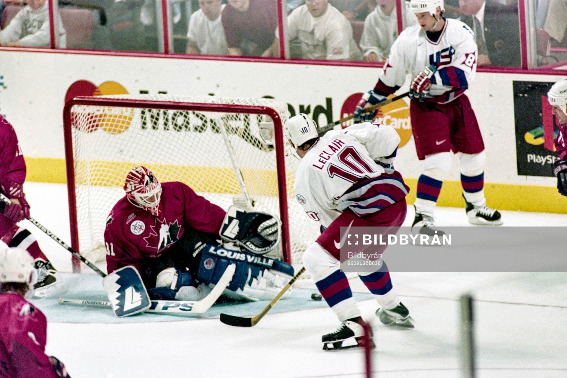 John LeClair, USA framför Curtis Joseph, målvakt i Kanada
