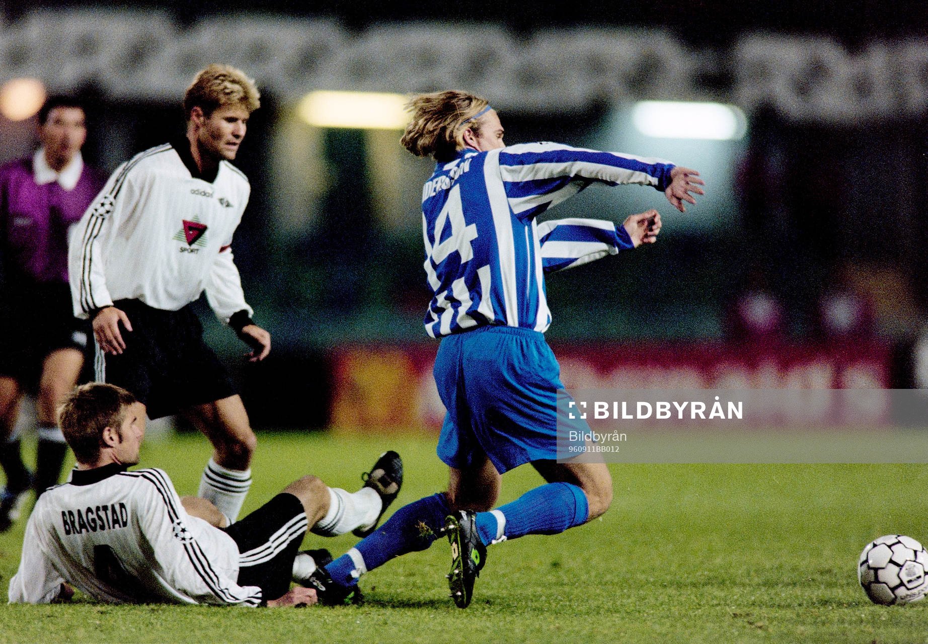 Björn Otto Bragstad försöker stoppa Andreas Andersson,